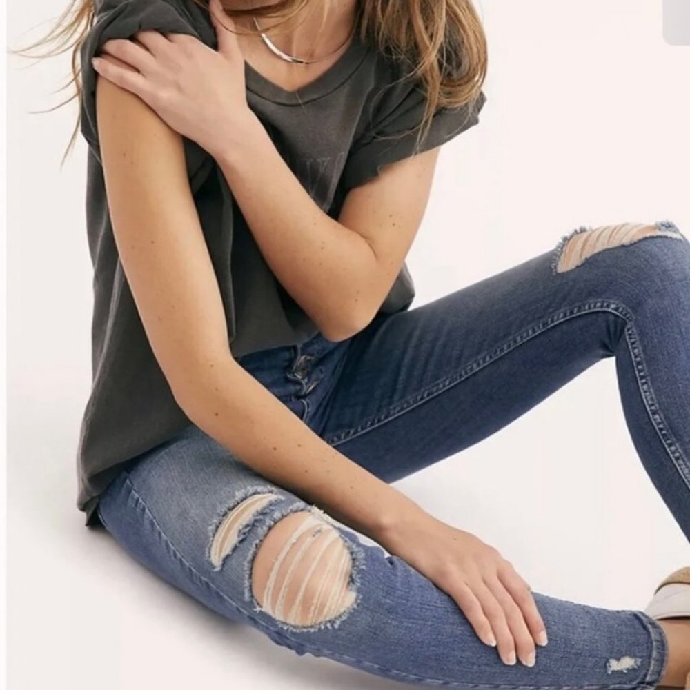 Free People We The Free Sabrina Super Skinny Distressed Exposed Button Size 28